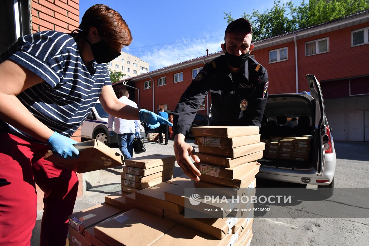 Передача бюллетеней для голосования по внесению поправок в Конституцию РФ 