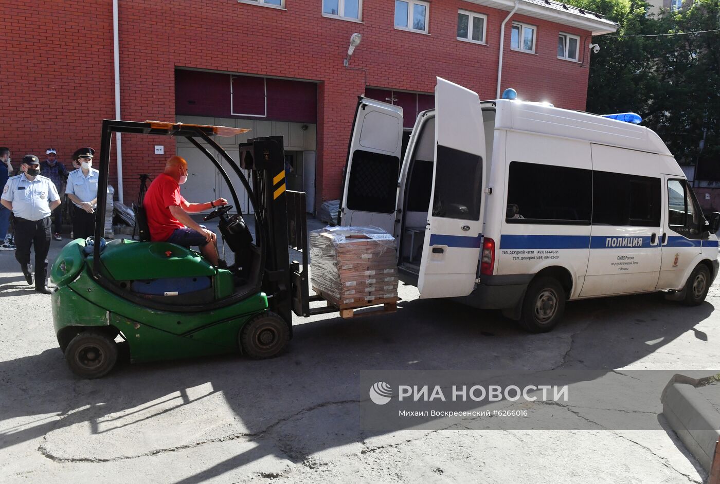 Передача бюллетеней для голосования по внесению поправок в Конституцию РФ 