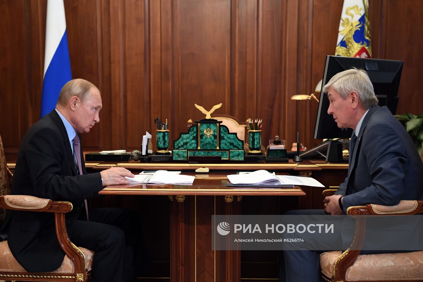 Президент РФ В. Путин встретился с директором Росфинмониторинга Ю. Чиханчиным