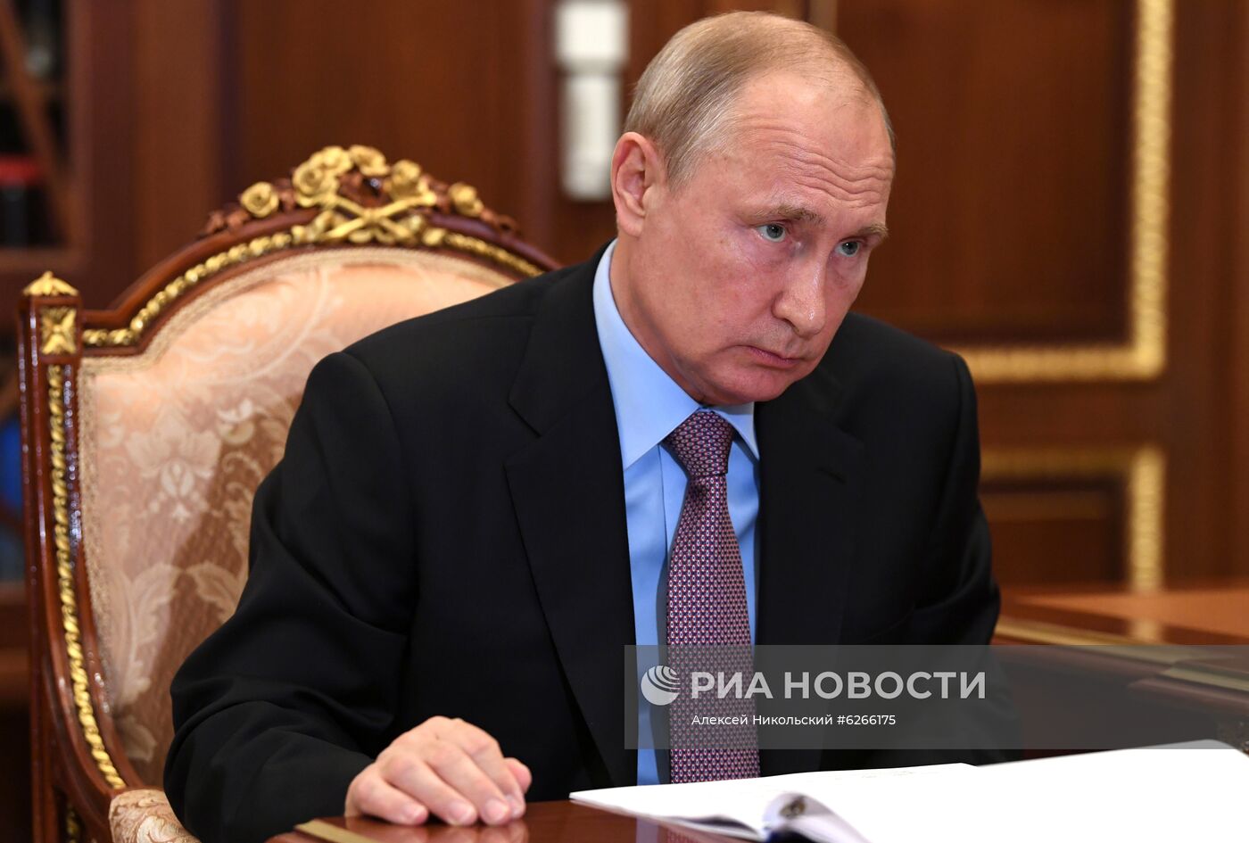 Президент РФ В. Путин встретился с директором Росфинмониторинга Ю. Чиханчиным