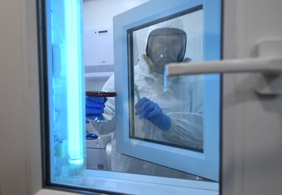 Передвижная лаборатория для тестирования на коронавирус 