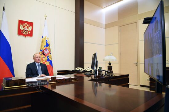 Президент РФ В. Путин провел совещание о ходе ликвидации последствий разлива топлива в Красноярском крае