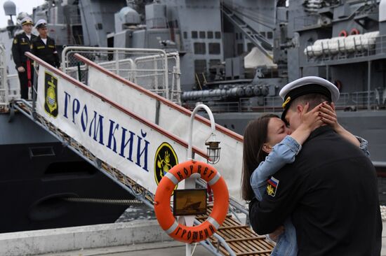 Встреча отряда боевых кораблей "Громкий" и "Совершенный" в порту Владивостока