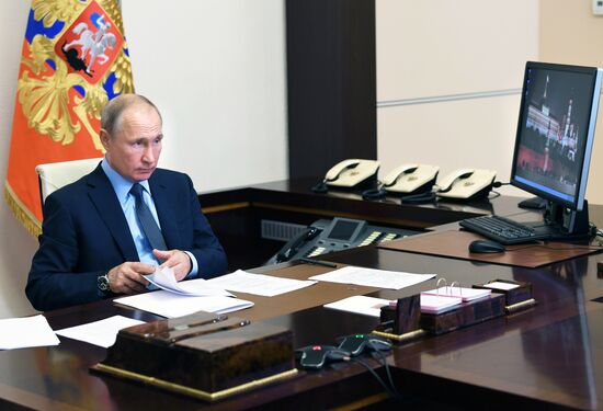 Президент РФ В. Путин встретился с медицинскими работниками в режиме видеоконференции
