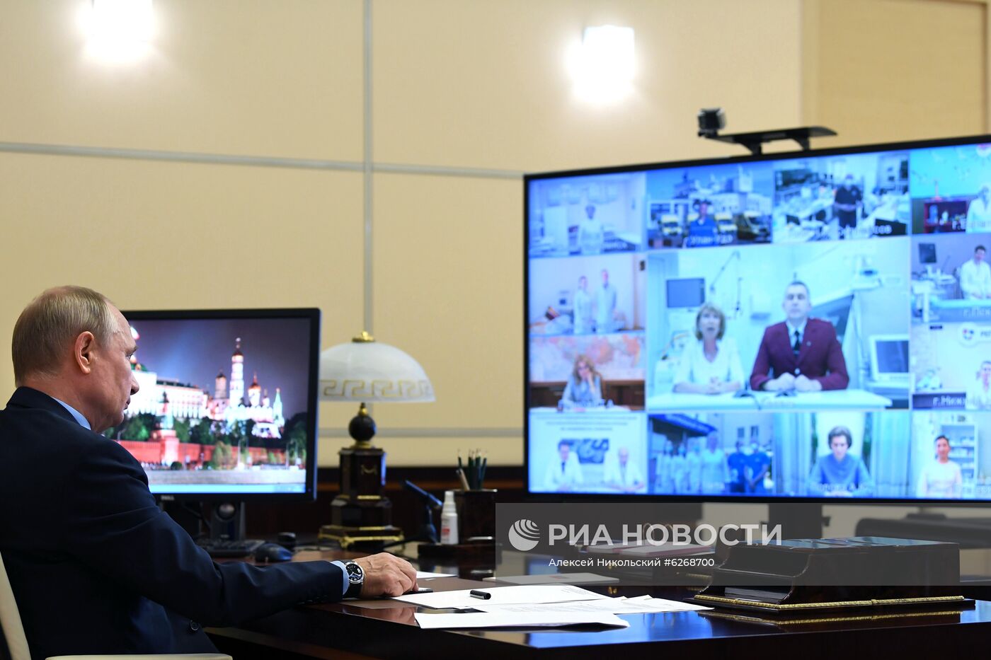 Президент РФ В. Путин встретился с медицинскими работниками в режиме видеоконференции