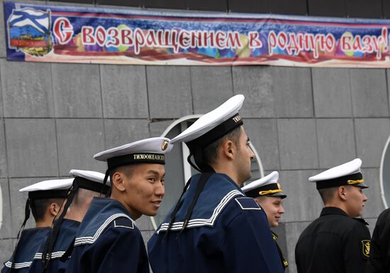 Встреча отряда боевых кораблей "Громкий" и "Совершенный" в порту Владивостока