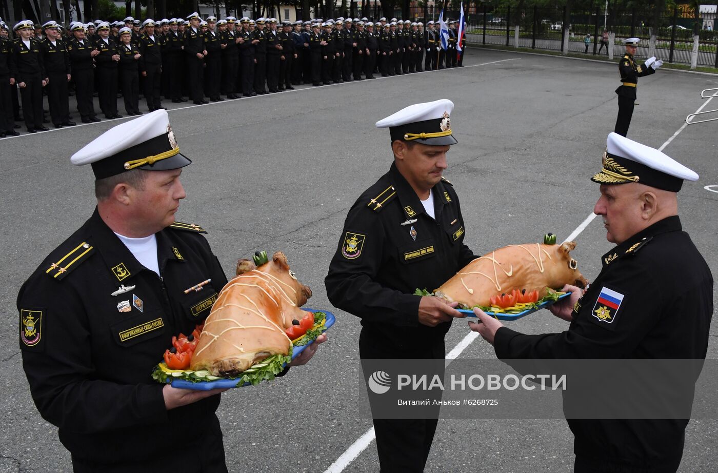 Встреча отряда боевых кораблей "Громкий" и "Совершенный" в порту Владивостока