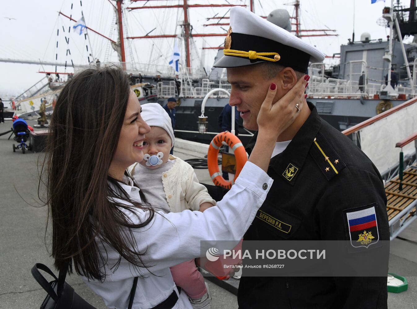 Встреча отряда боевых кораблей "Громкий" и "Совершенный" в порту Владивостока