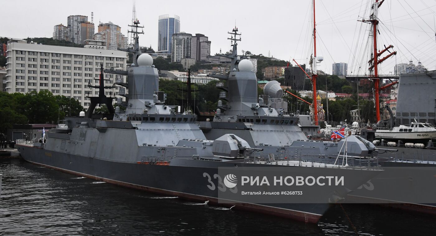 Встреча отряда боевых кораблей "Громкий" и "Совершенный" в порту Владивостока