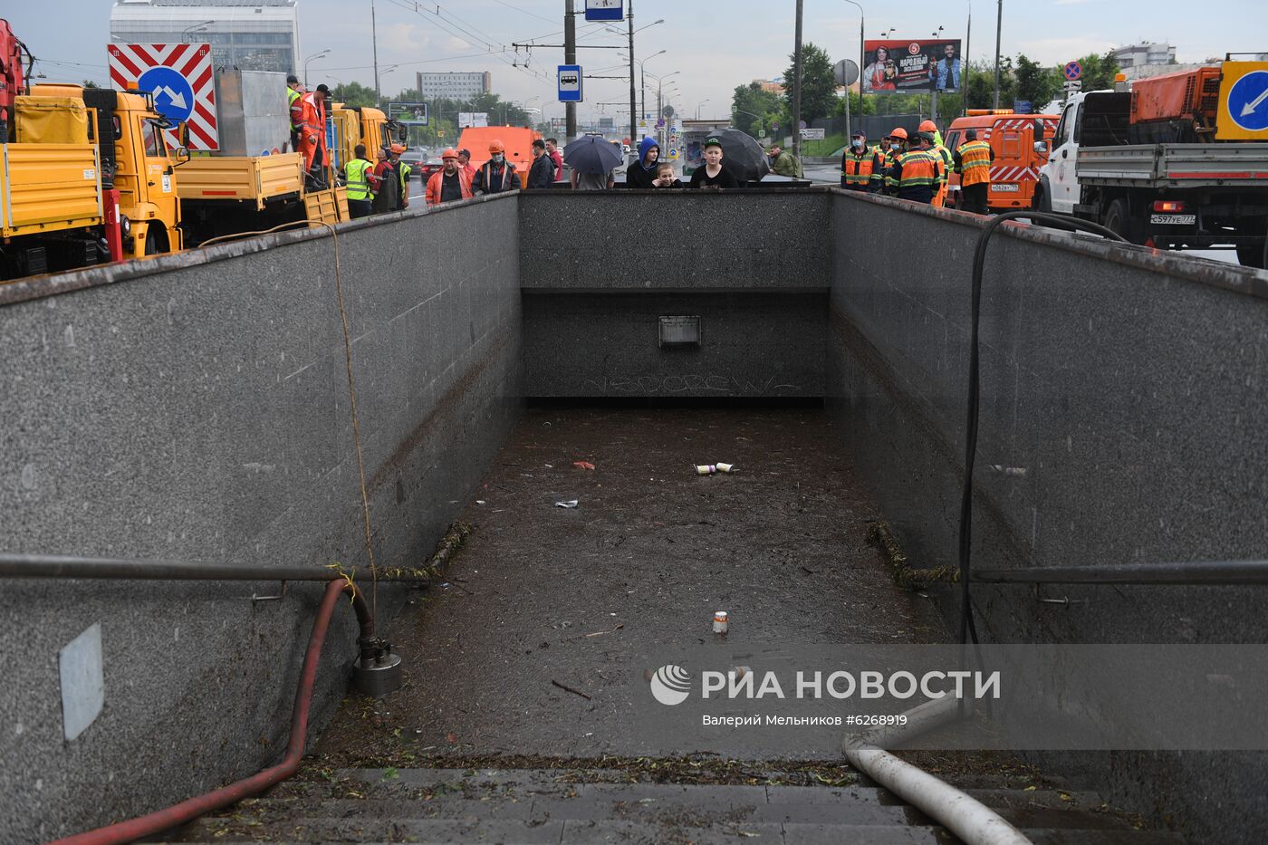 В Москве ливень подтопил часть Варшавского шоссе