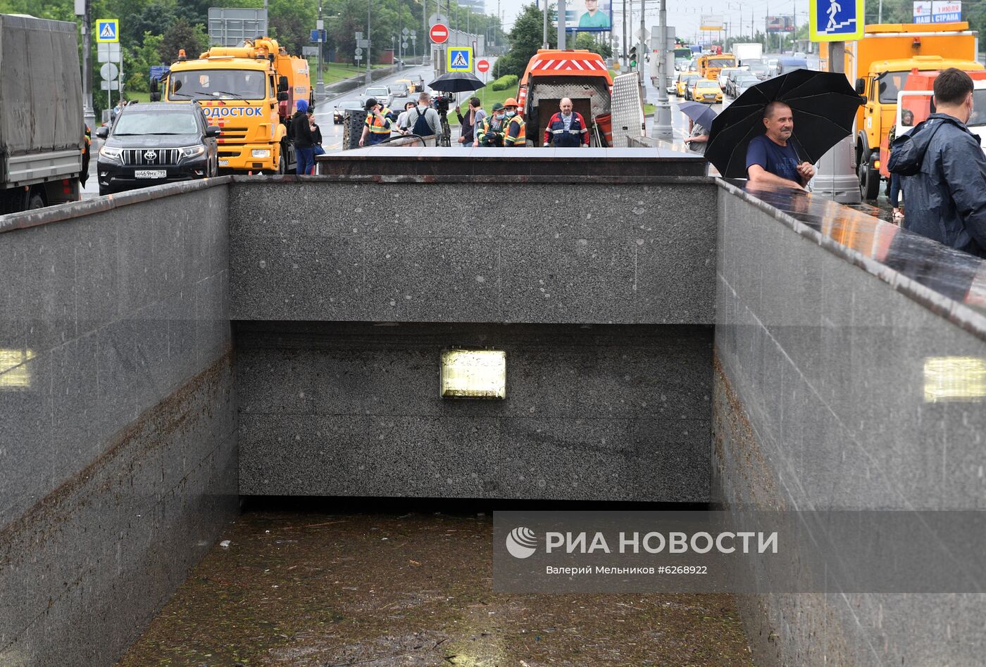 В Москве ливень подтопил часть Варшавского шоссе