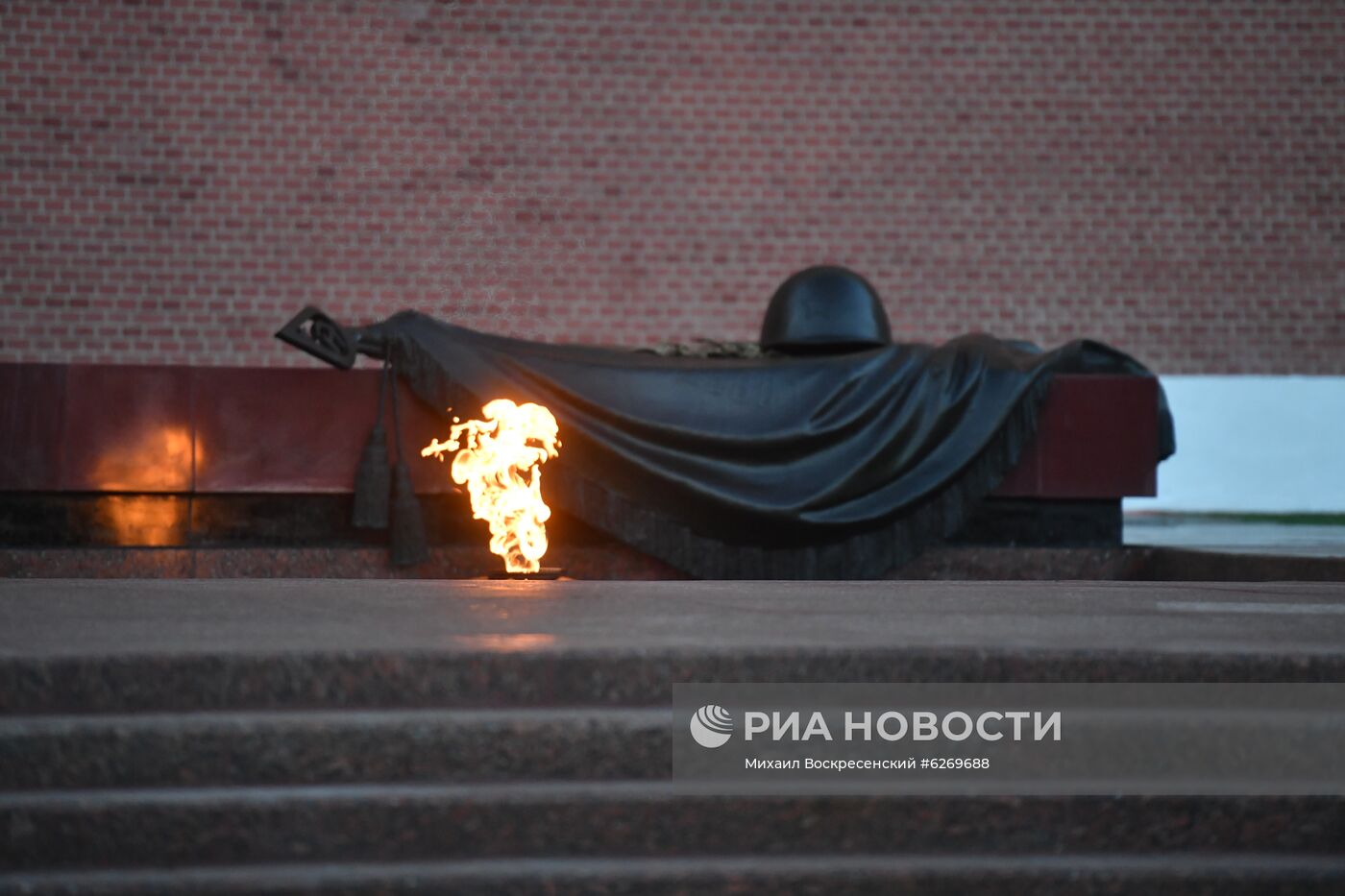 Акция "Вахта памяти. Вечный огонь" в Александровском саду