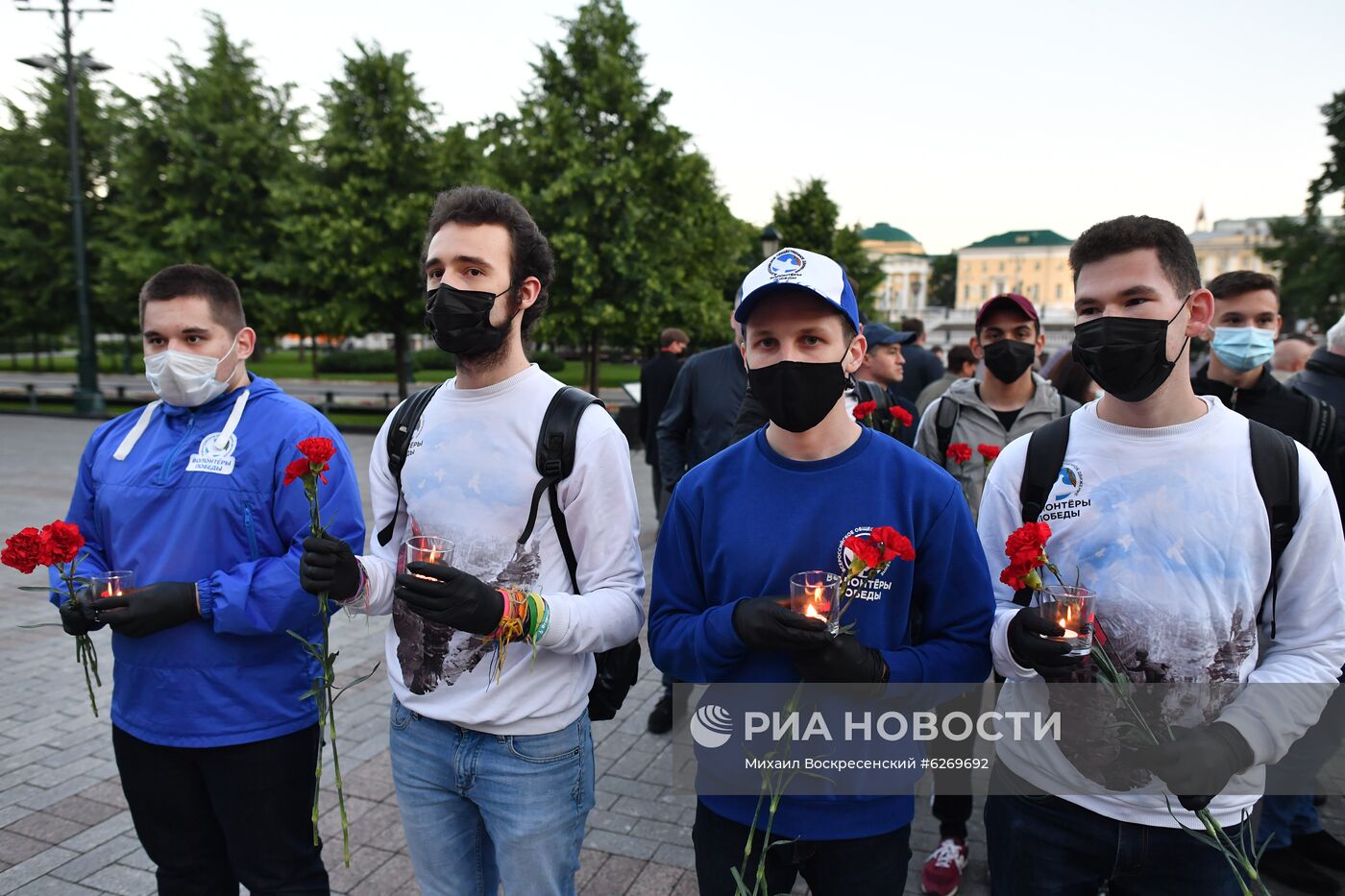 Акция "Вахта памяти. Вечный огонь" в Александровском саду