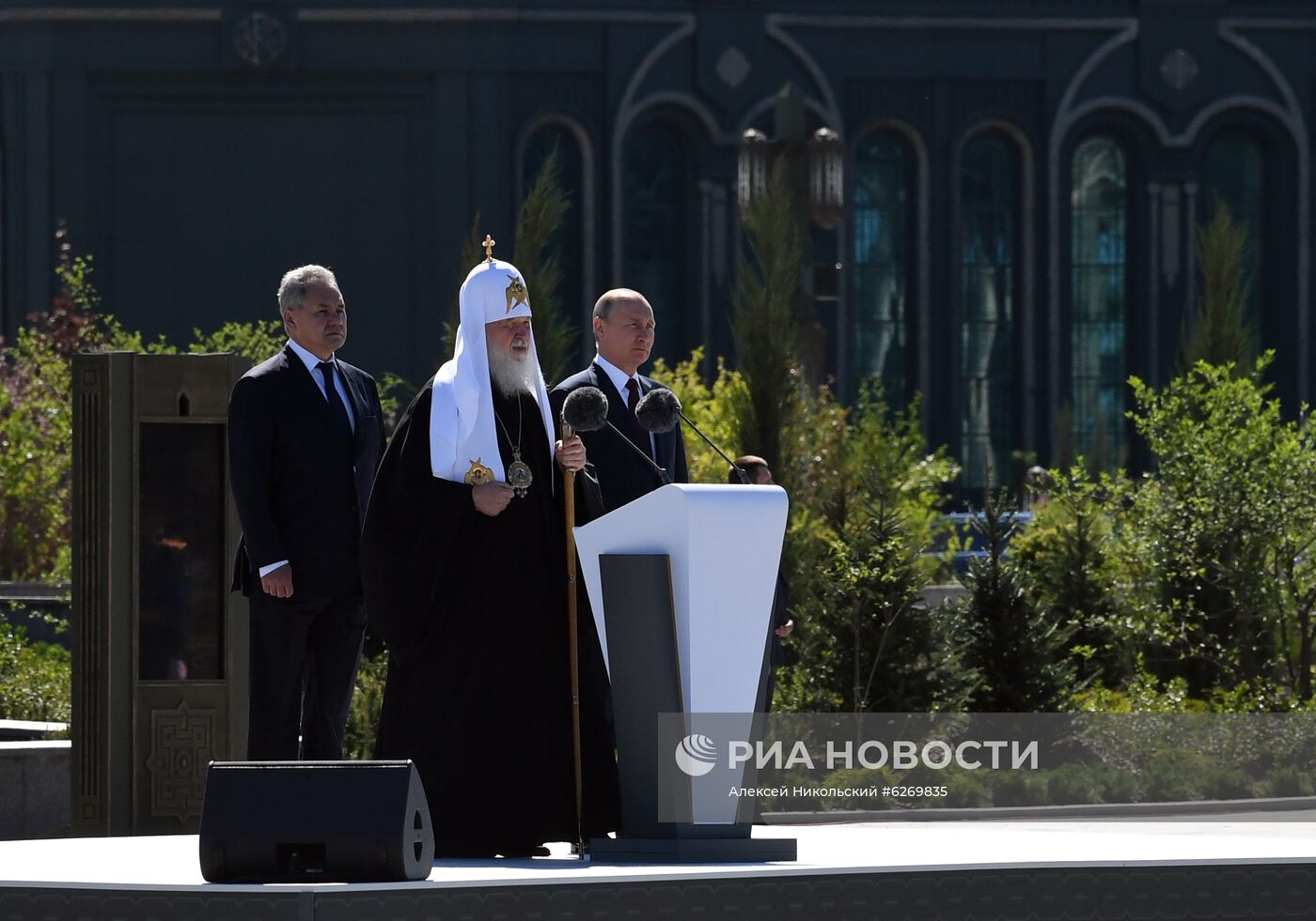 Президент РФ В. Путин посетил главный храм Вооружённых Сил в День памяти и скорби