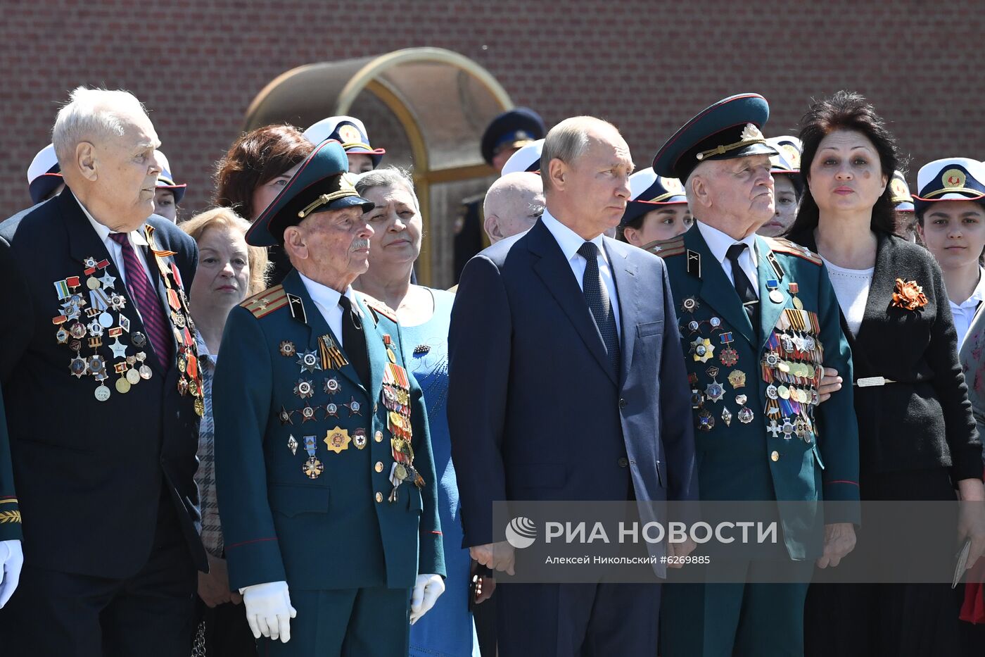 Президент РФ В. Путин принял участие в церемонии возложения венков к Могиле Неизвестного Солдата