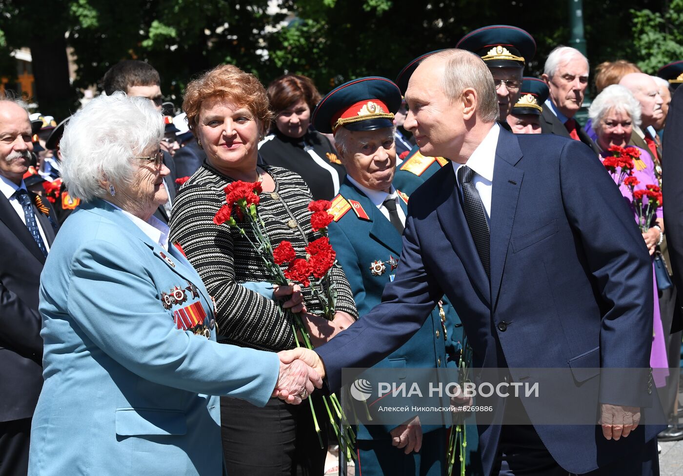 Президент РФ В. Путин принял участие в церемонии возложения венков к Могиле Неизвестного Солдата