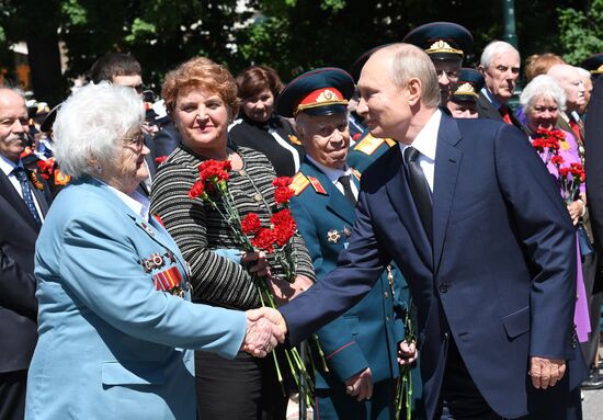 Президент РФ В. Путин принял участие в церемонии возложения венков к Могиле Неизвестного Солдата