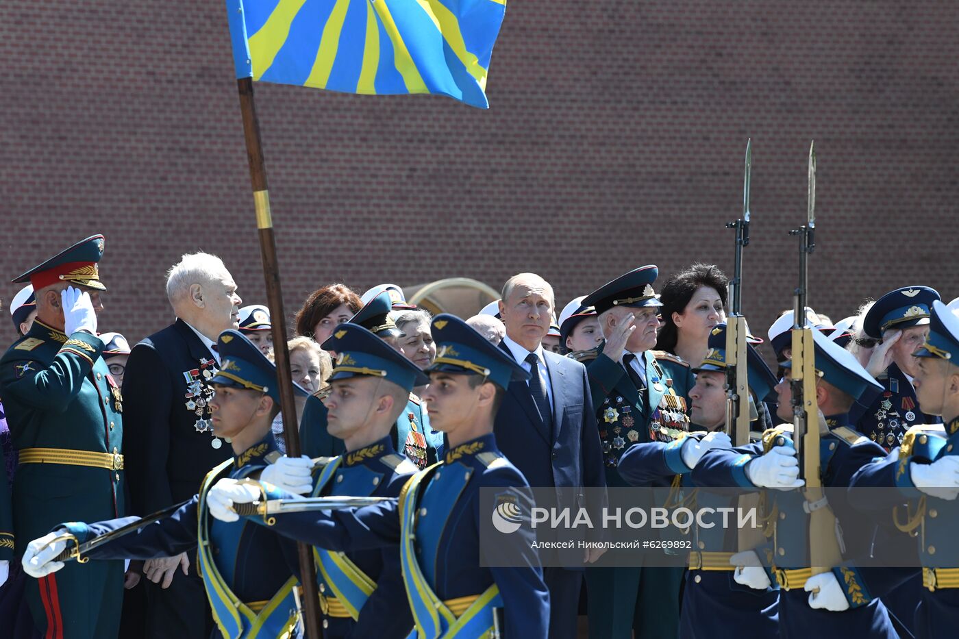 Президент РФ В. Путин принял участие в церемонии возложения венков к Могиле Неизвестного Солдата