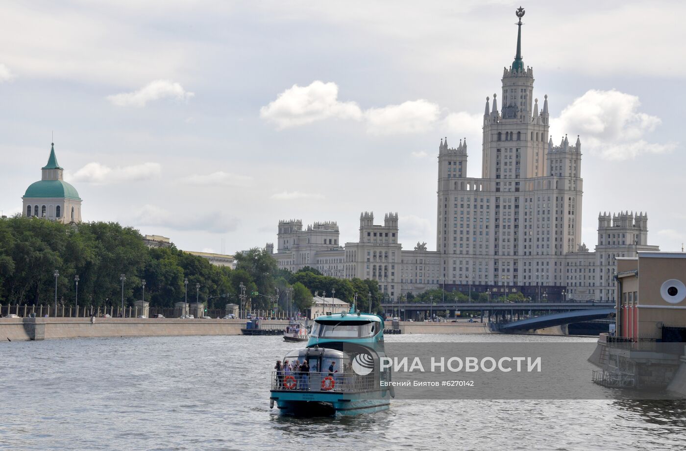 Парад теплоходов в честь открытия пассажирской навигации по Москве-реке 