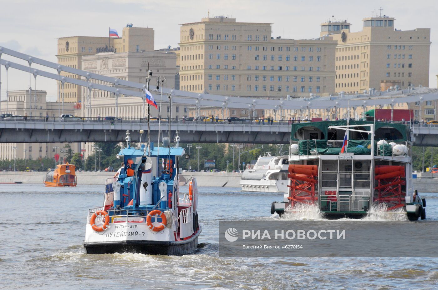 Парад теплоходов в честь открытия пассажирской навигации по Москве-реке 