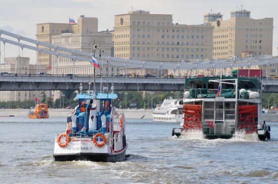 Парад теплоходов в честь открытия пассажирской навигации по Москве-реке 