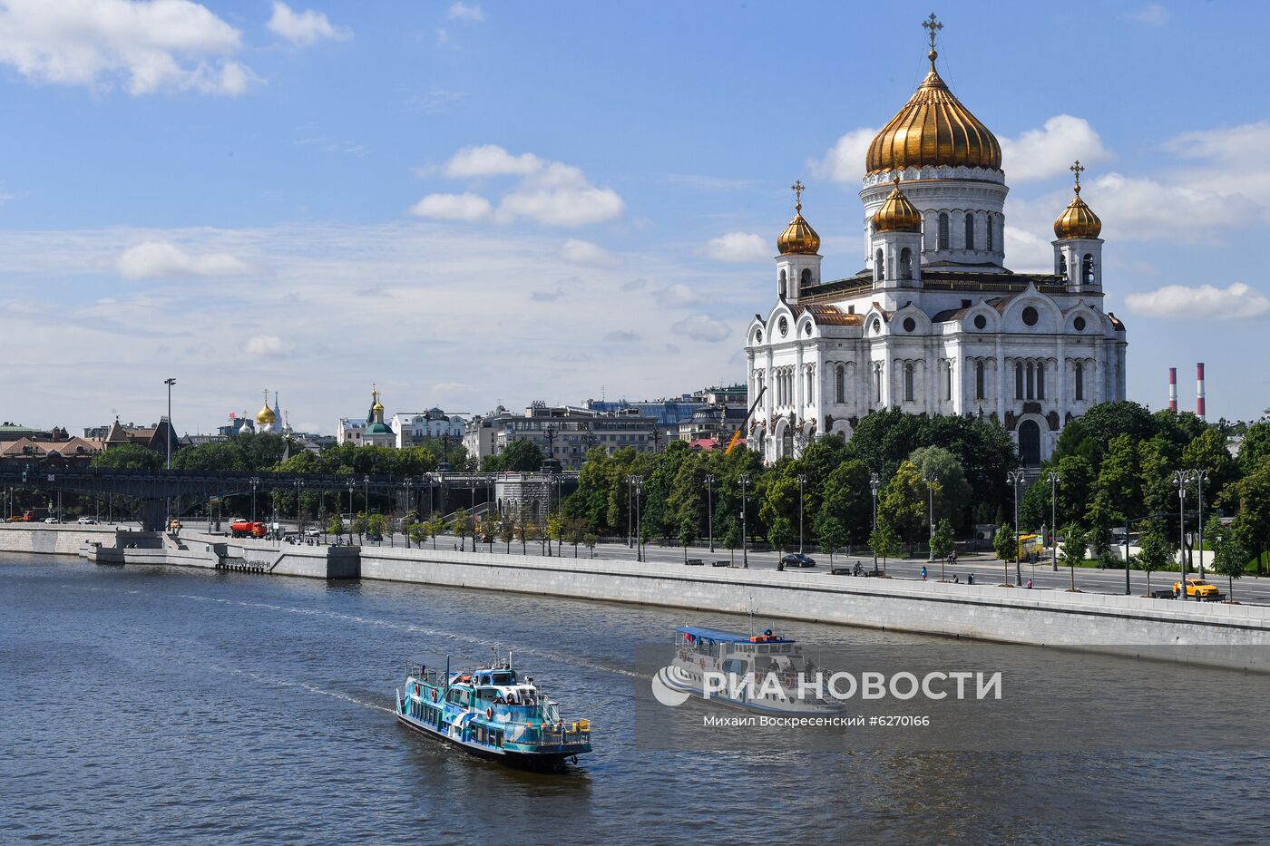 Парад теплоходов в честь открытия пассажирской навигации по Москве-реке