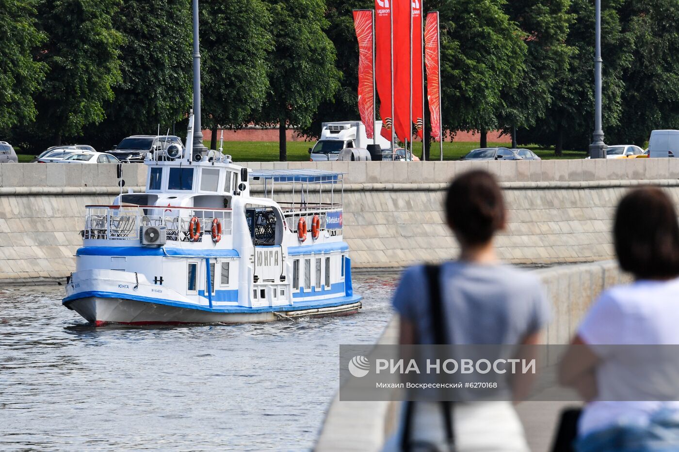 Парад теплоходов в честь открытия пассажирской навигации по Москве-реке