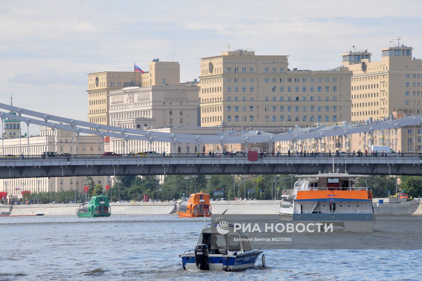 Парад теплоходов в честь открытия пассажирской навигации по Москве-реке 