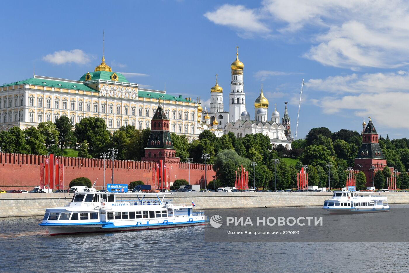 Парад теплоходов в честь открытия пассажирской навигации по Москве-реке
