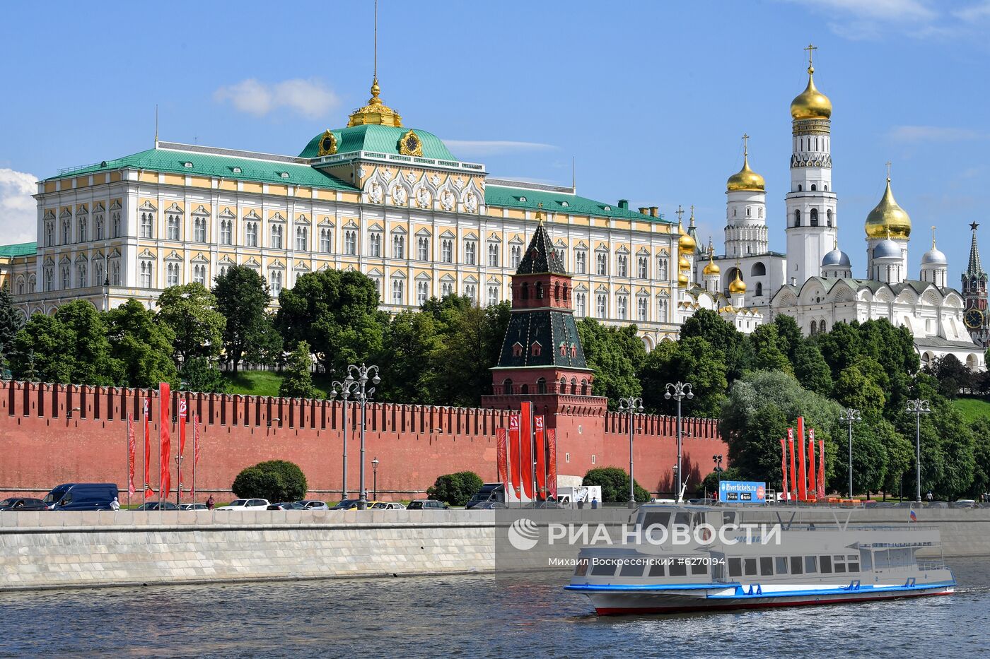 Парад теплоходов в честь открытия пассажирской навигации по Москве-реке