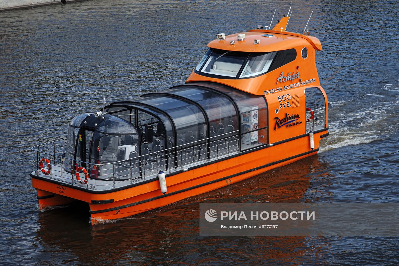 Парад теплоходов в честь открытия пассажирской навигации по Москве-реке 