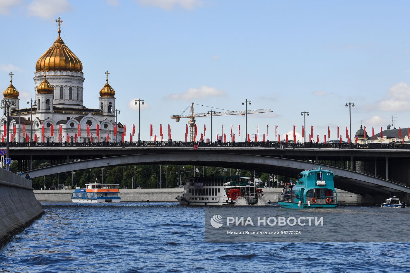 Парад теплоходов в честь открытия пассажирской навигации по Москве-реке