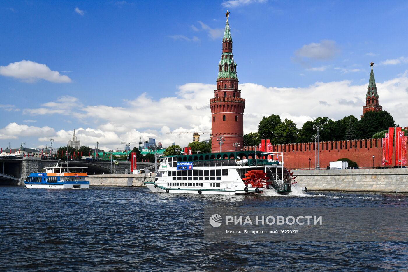 Парад теплоходов в честь открытия пассажирской навигации по Москве-реке