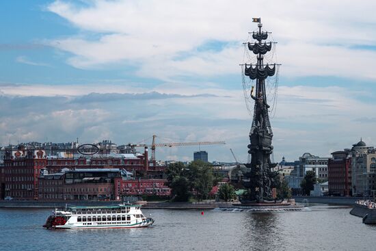 Парад теплоходов в честь открытия пассажирской навигации по Москве-реке 