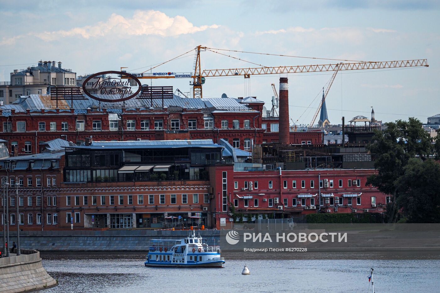 Парад теплоходов в честь открытия пассажирской навигации по Москве-реке 