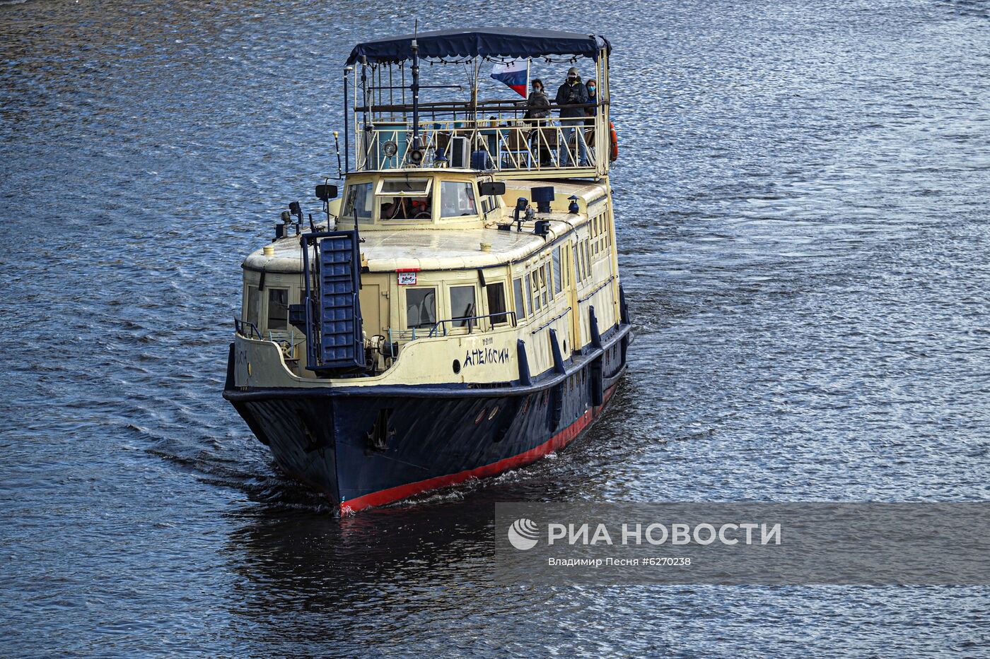 Парад теплоходов в честь открытия пассажирской навигации по Москве-реке 