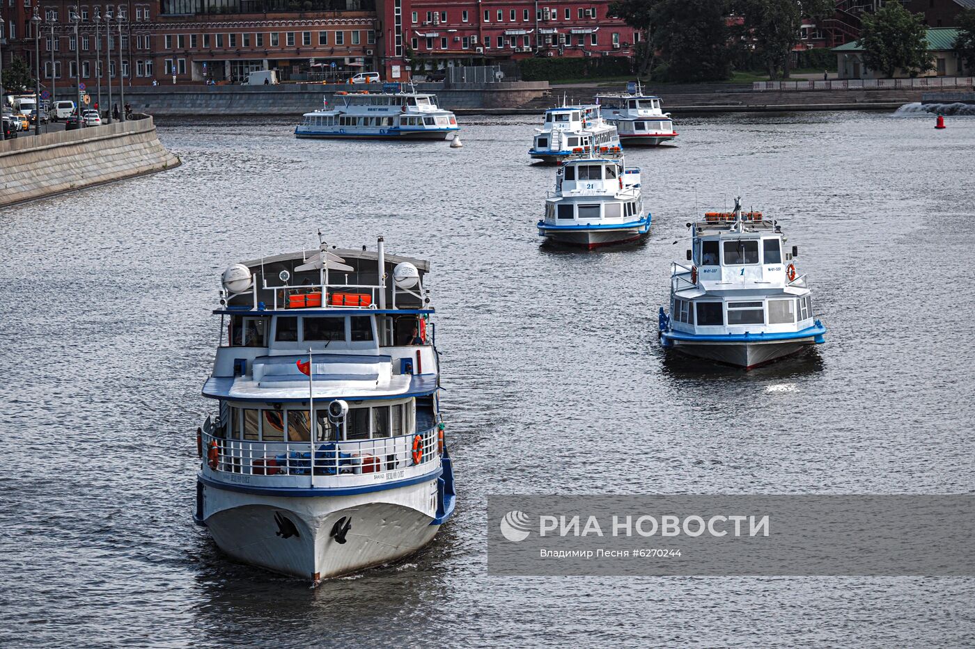 Парад теплоходов в честь открытия пассажирской навигации по Москве-реке 