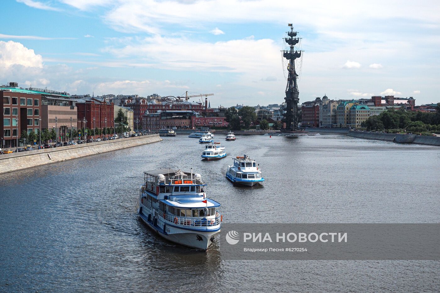 Парад теплоходов в честь открытия пассажирской навигации по Москве-реке 