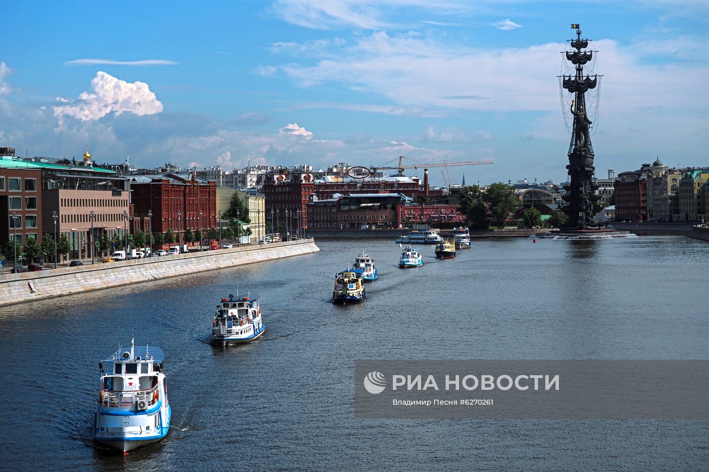 Парад теплоходов в честь открытия пассажирской навигации по Москве-реке 