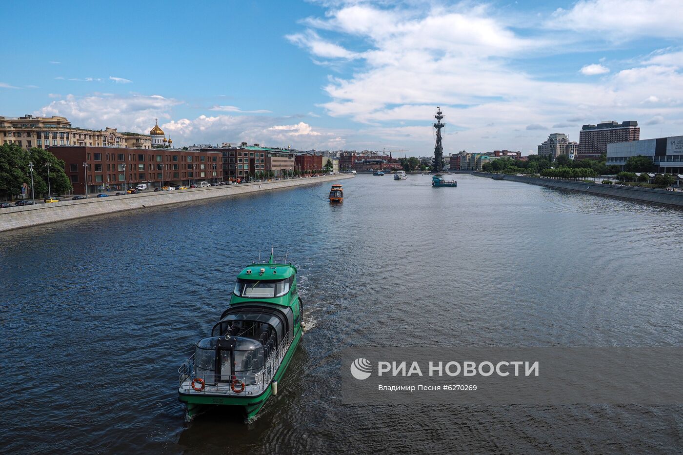 Парад теплоходов в честь открытия пассажирской навигации по Москве-реке 