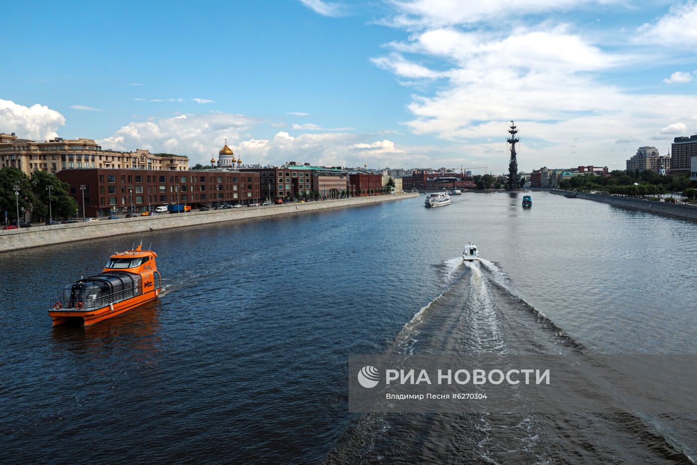 Парад теплоходов в честь открытия пассажирской навигации по Москве-реке 