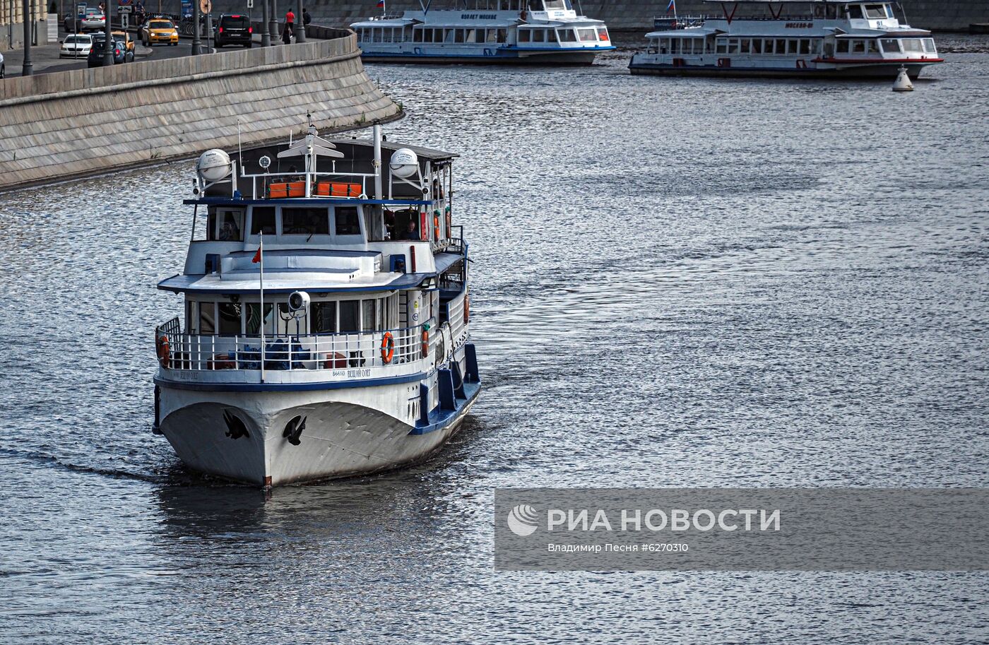 Парад теплоходов в честь открытия пассажирской навигации по Москве-реке 