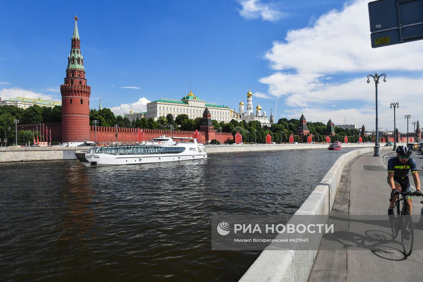 Парад теплоходов в честь открытия пассажирской навигации по Москве-реке