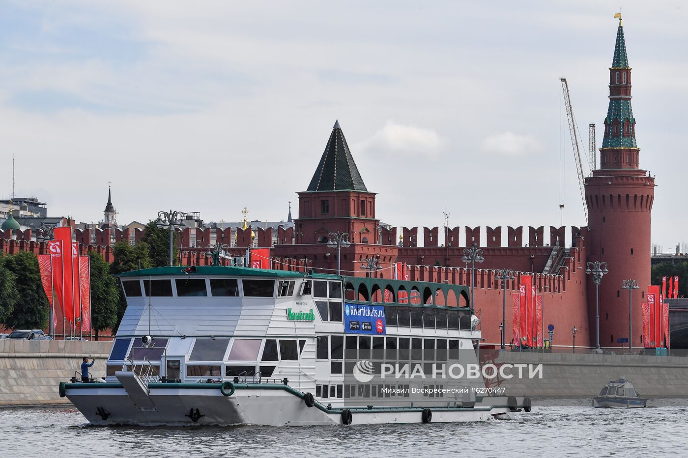 Парад теплоходов в честь открытия пассажирской навигации по Москве-реке