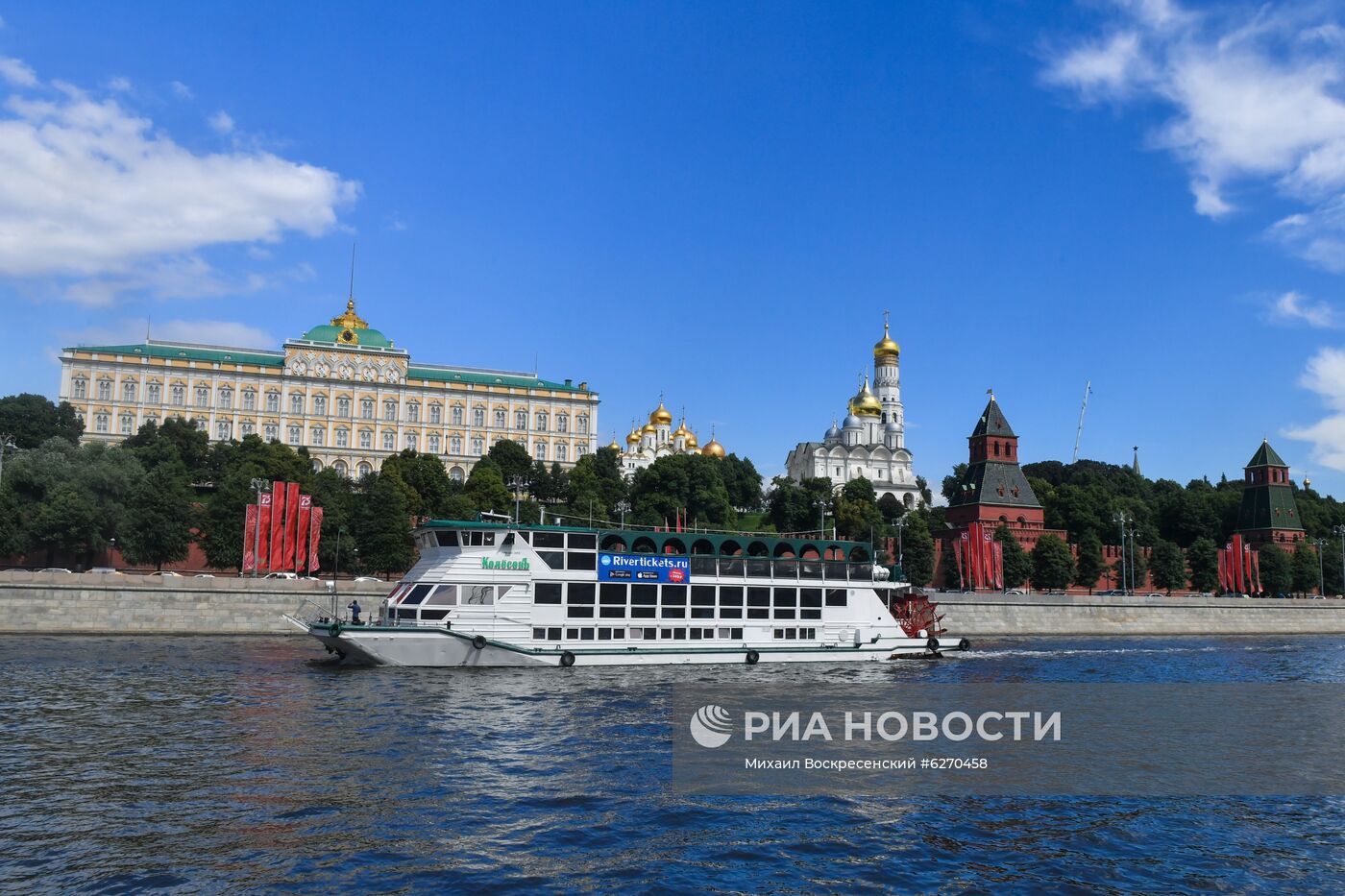 Парад теплоходов в честь открытия пассажирской навигации по Москве-реке