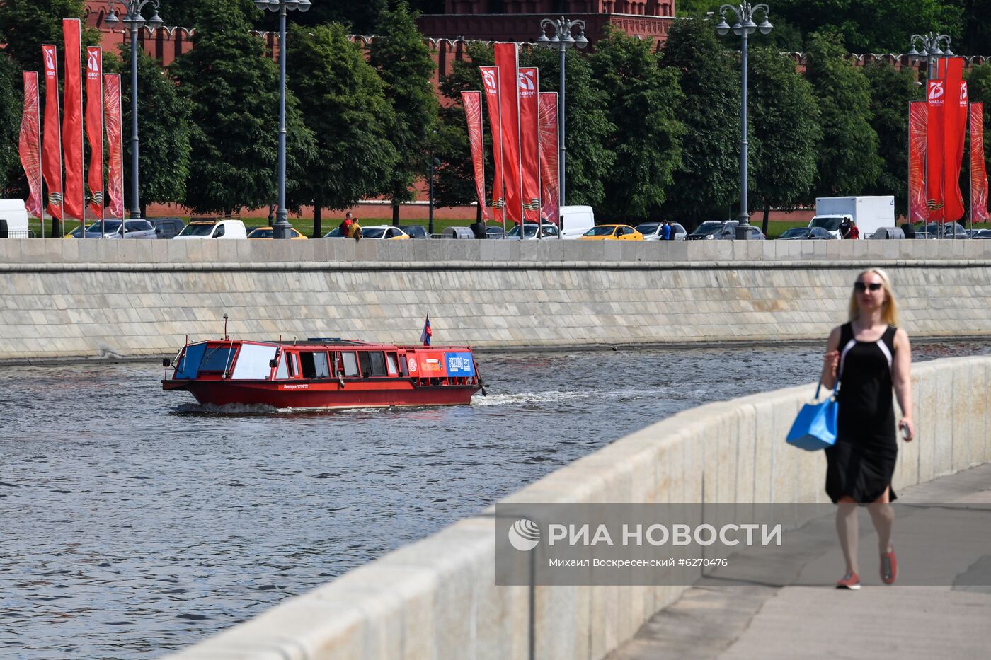 Парад теплоходов в честь открытия пассажирской навигации по Москве-реке