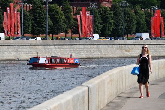 Парад теплоходов в честь открытия пассажирской навигации по Москве-реке