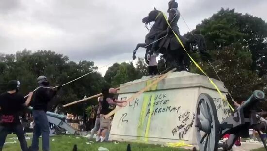 В Вашингтоне протестующие попытались снести памятник президенту США