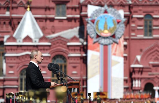 Президент РФ В. Путин принял участие в военном параде в ознаменование 75-летия Победы в Великой Отечественной войне