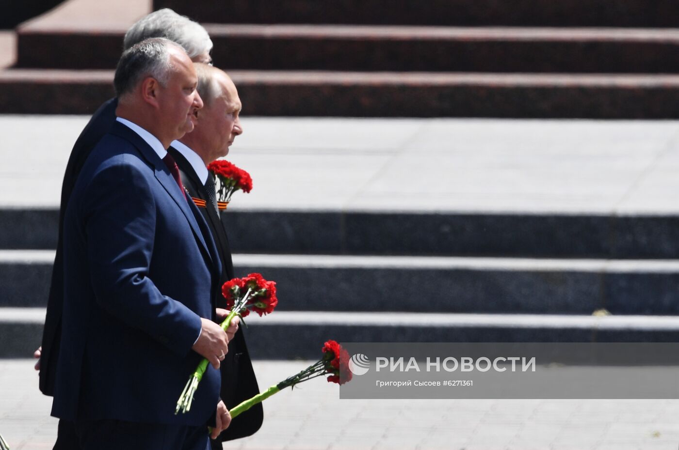 Президент РФ В. Путин на церемонии возложения цветов к Могиле Неизвестного солдата